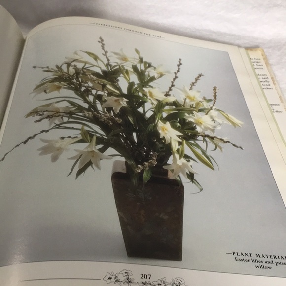 Fresh Flowers A complete guide to selecting & arranging coffee table book - Picture 15 of 16